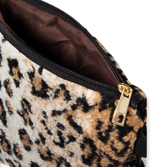 New Boutique Line Leopard Pattern Faux Sherpa Crossbody - Picture 4 of 9
